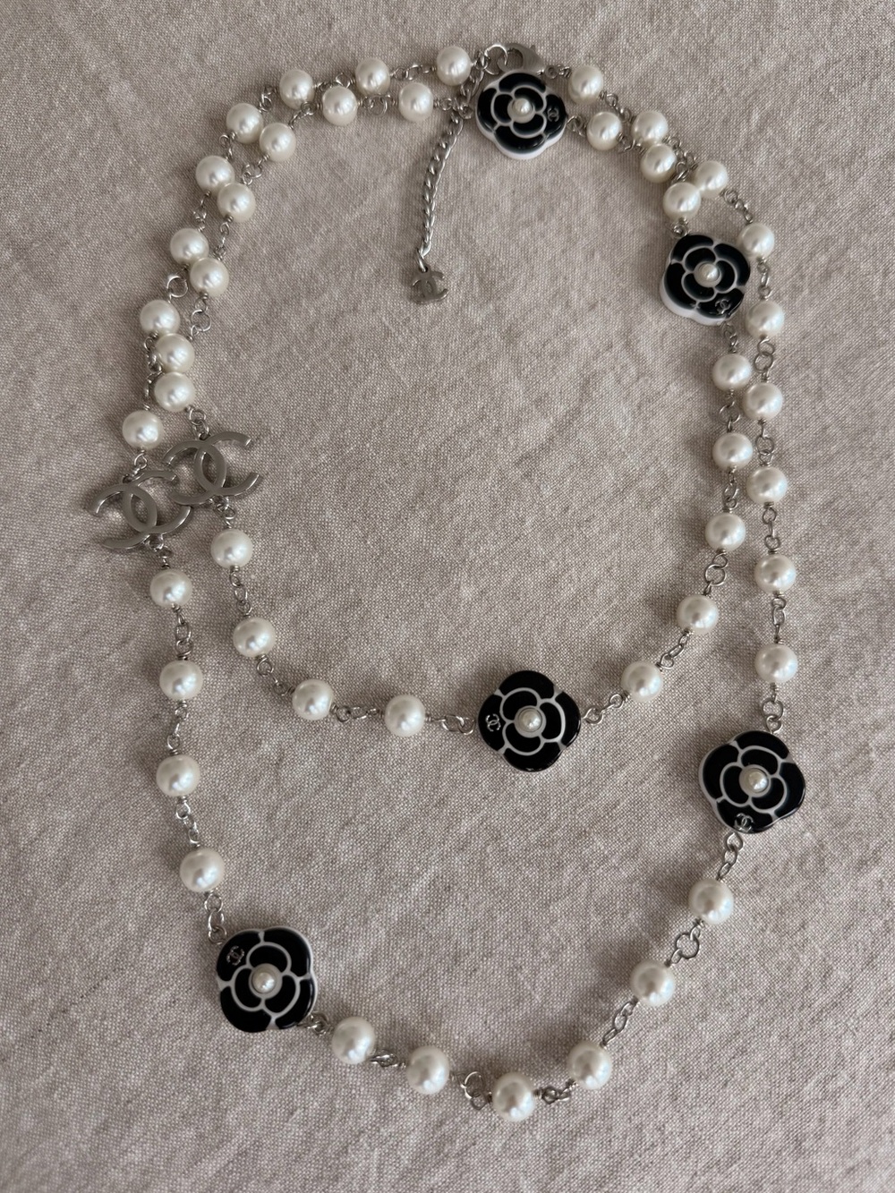 🖤CHANEL Black & White Camellia Pearl Triple-Strand Necklace🤍